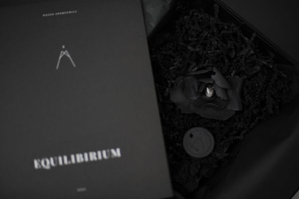 DARK POPPY & EQUILIBRIUM BUCH